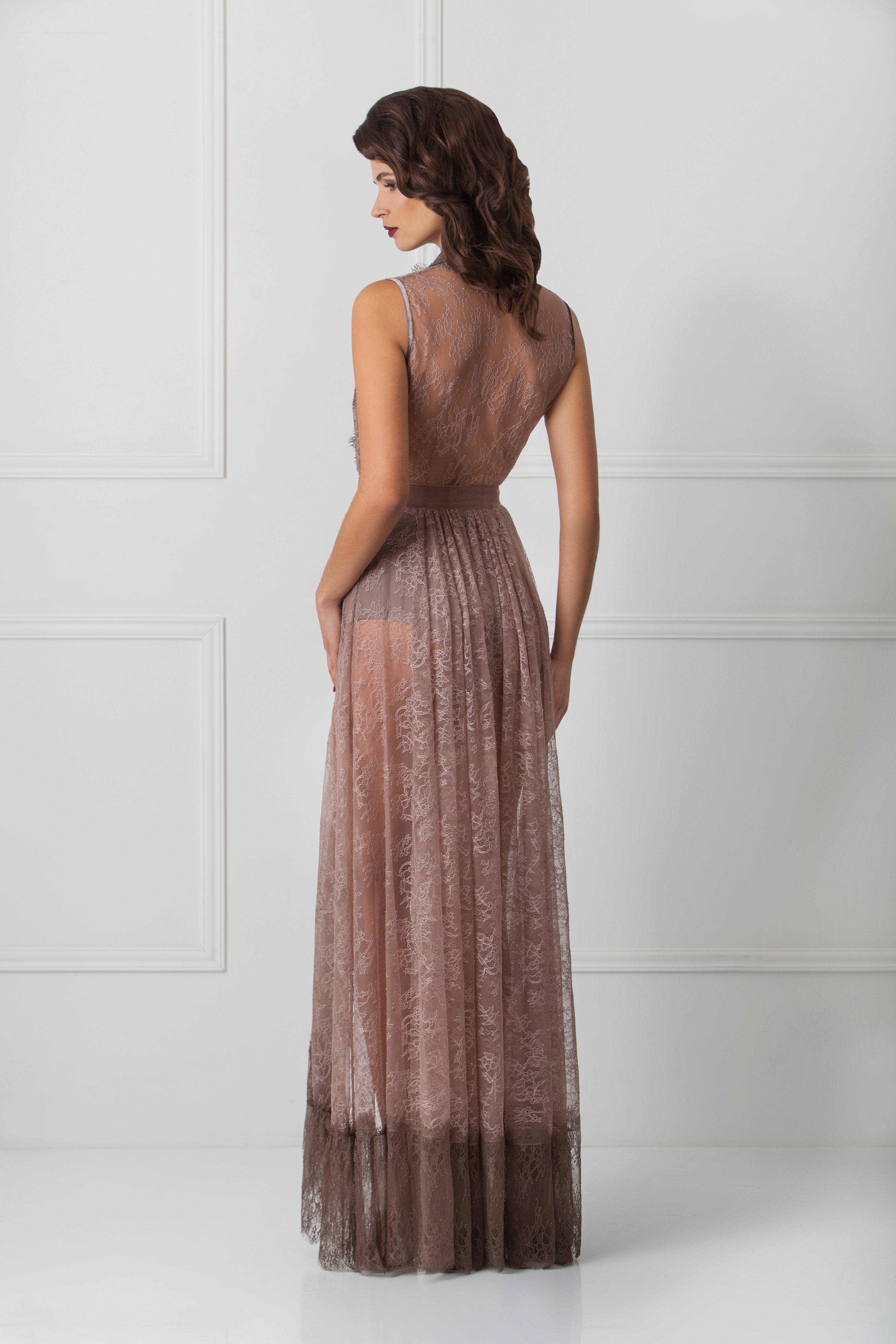  Sumptuous lace gown Amoralle